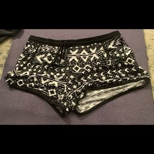 XL No Boundary shorts